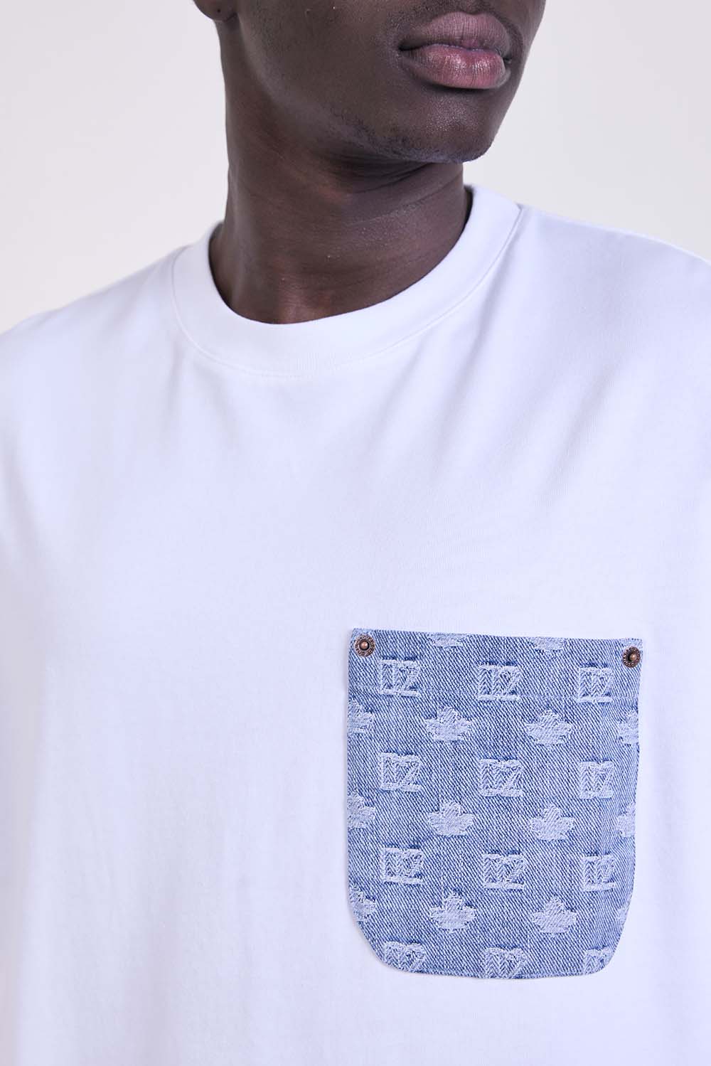 תמונת תקריב דוגמן של חולצת טי בגזרה משוחררת