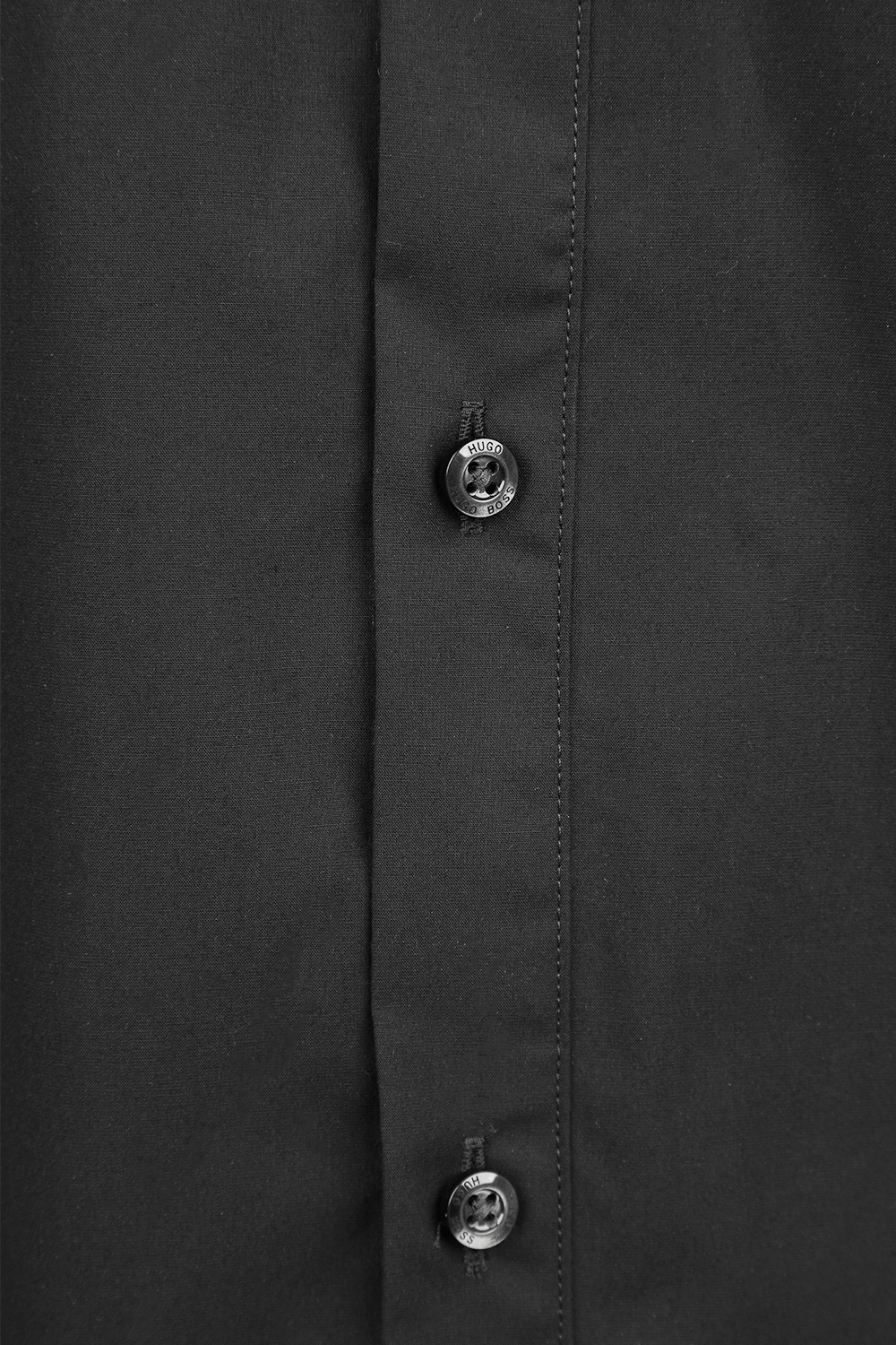 תמונה אחורית של חולצה מכופתרת שחורה בגזרת אקסטרה סלים