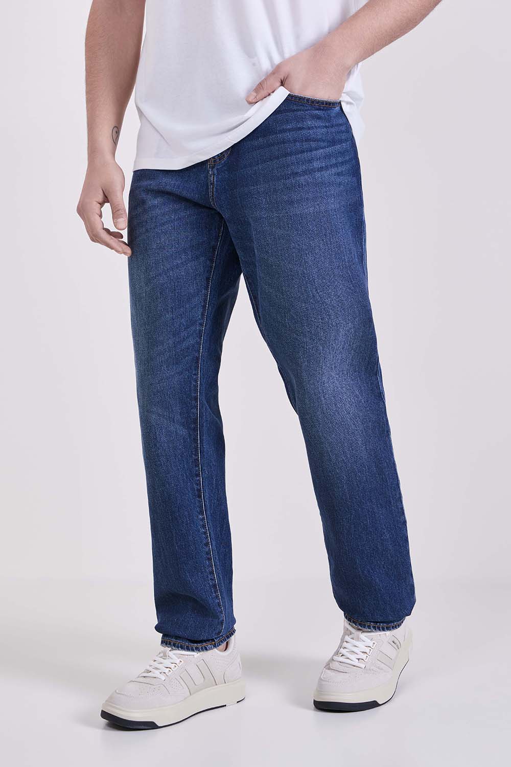 תמונת דוגמן קידמית של מכנסי ג'ינס בגזרת סלים