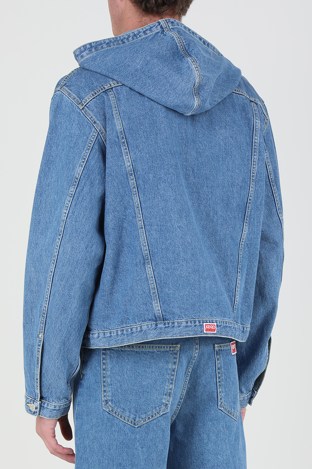 תמונת דוגמן אחורית של ז'קט ג'ינס עם כובע ושרוכים