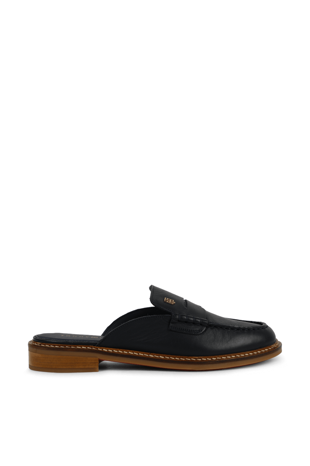 תמונה קידמית של כפכפי מיולס מעור עם לוגו זהוב