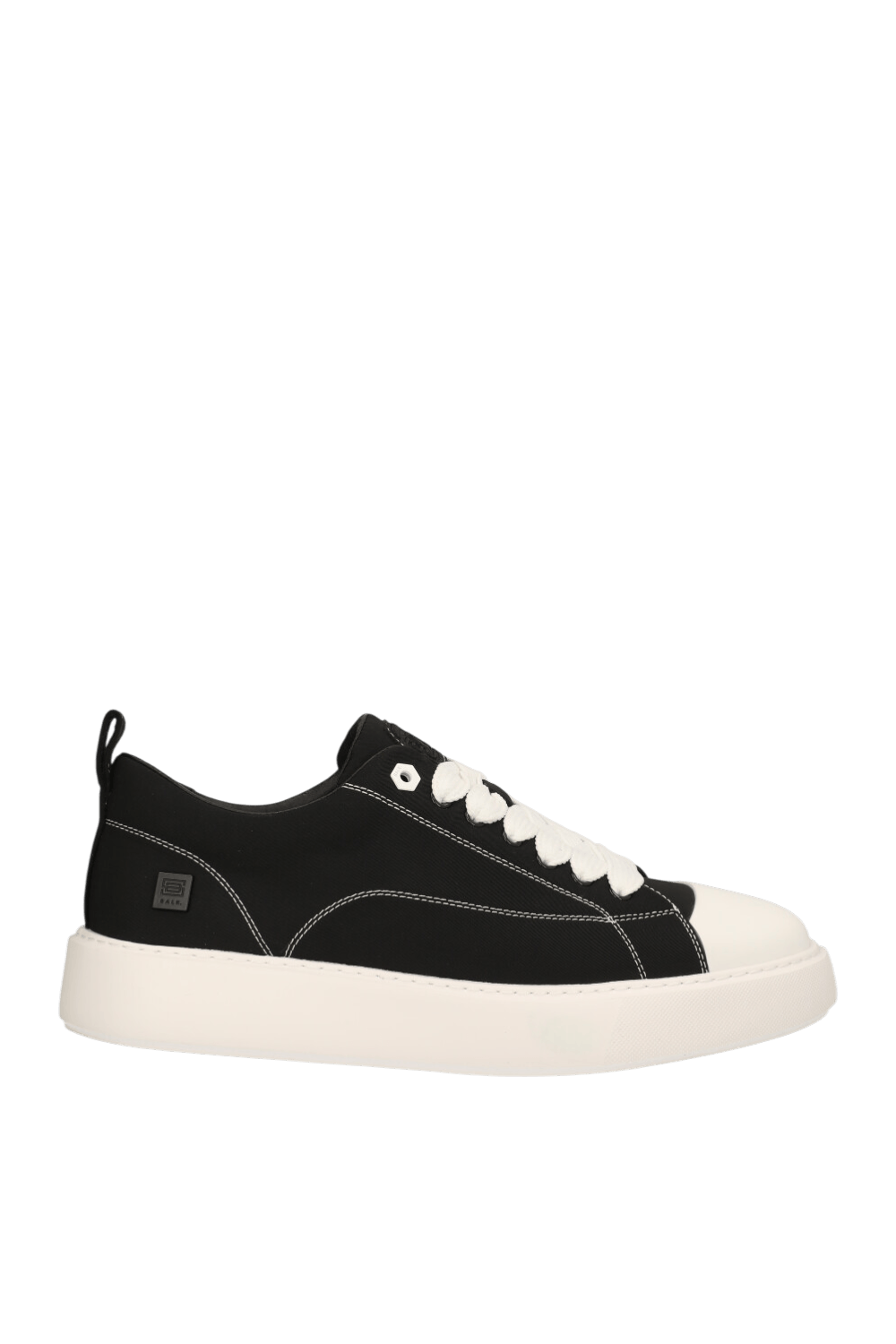 תמונה קידמית של נעלי סניקרס עור