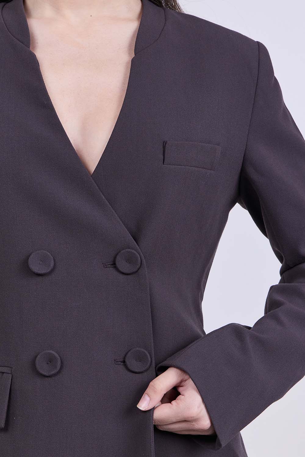 תמונת תקריב דוגמן של ז'קט מחויט