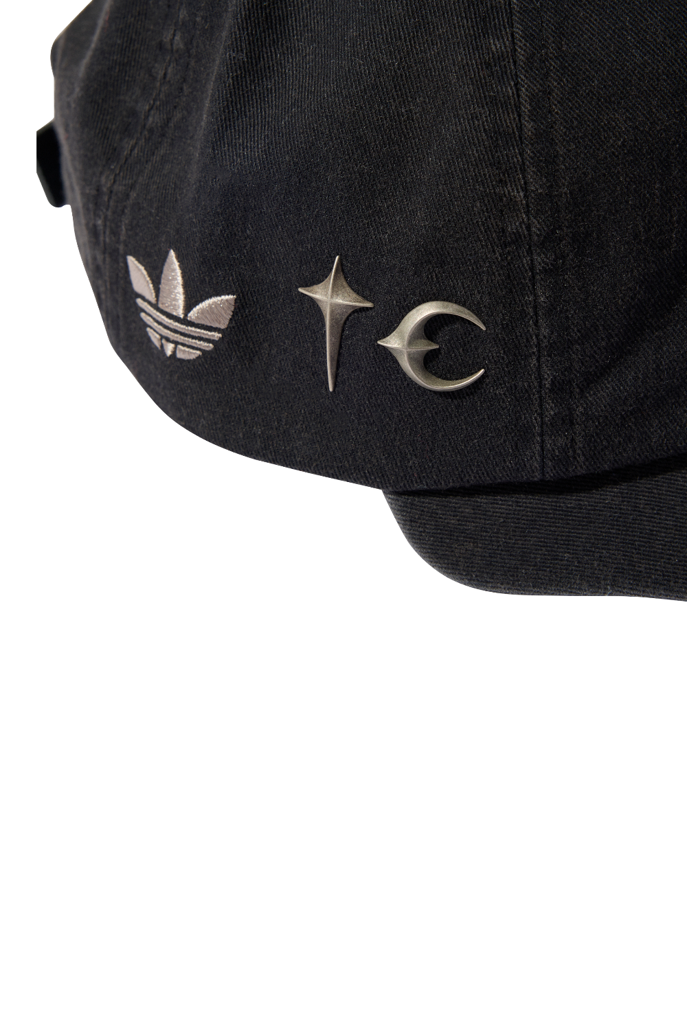 תמונת פנים של כובע מצחייה אדידס X טאג קלאב