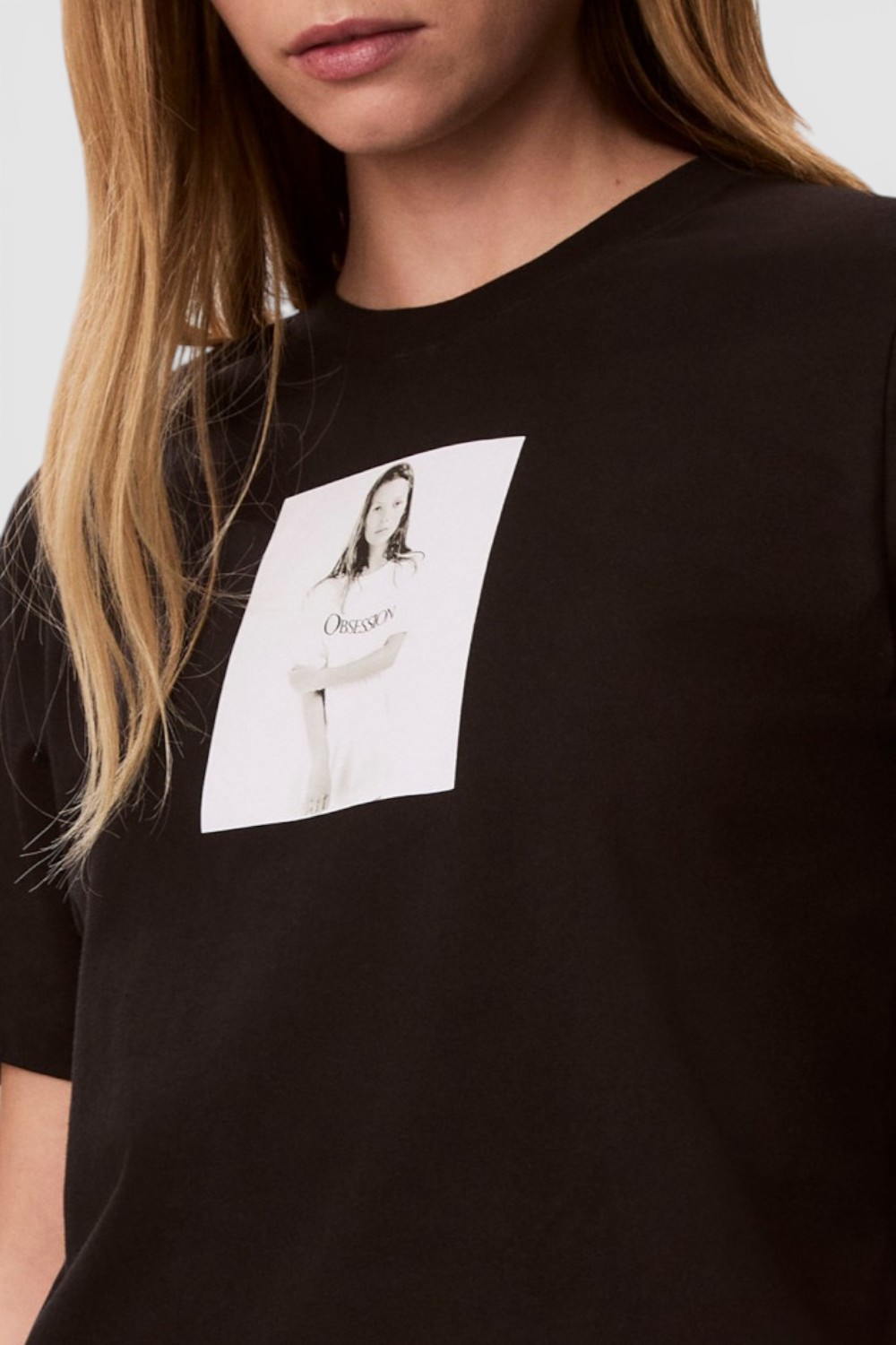 תמונת תקריב דוגמן של חולצת טי בגזרה ישרה