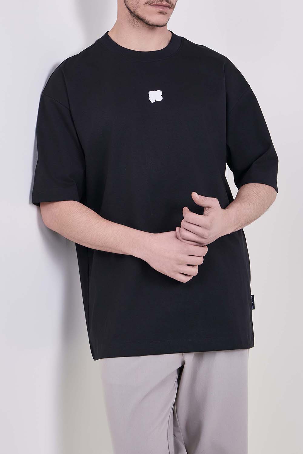 תמונת דוגמן קידמית של חולצת טי אוברסייז