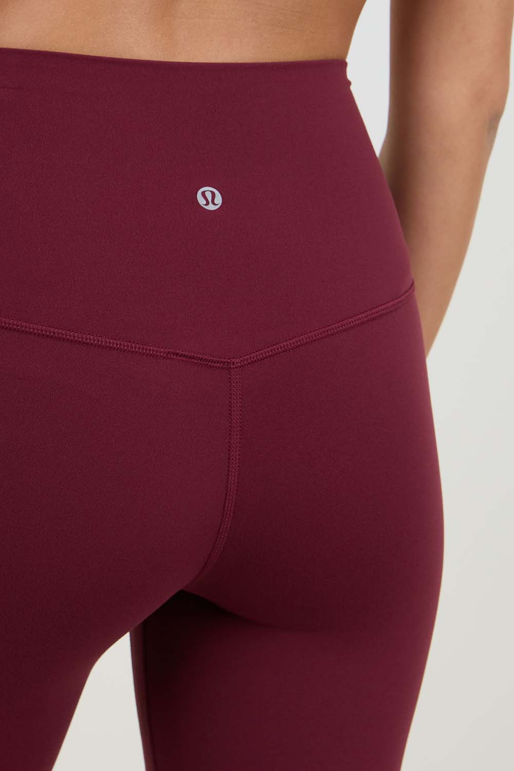 תמונת תקריב דוגמן של LULULEMON ALIGN&trade; HIGH-RISE CROP 23