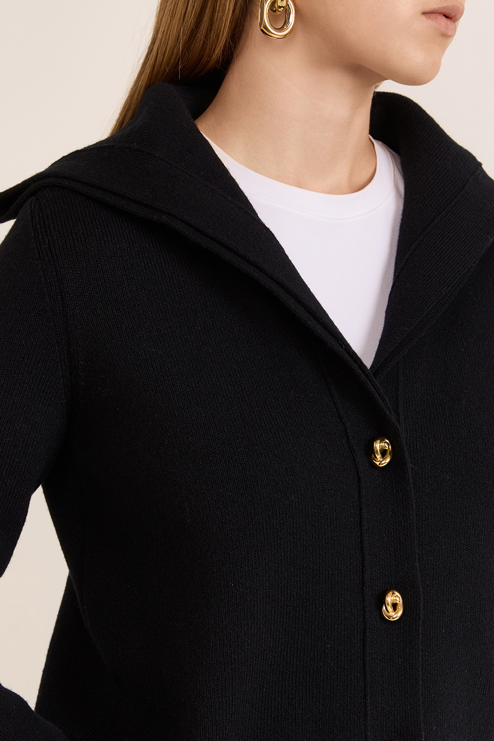 תמונת תקריב דוגמן של קרדיגן כותנה