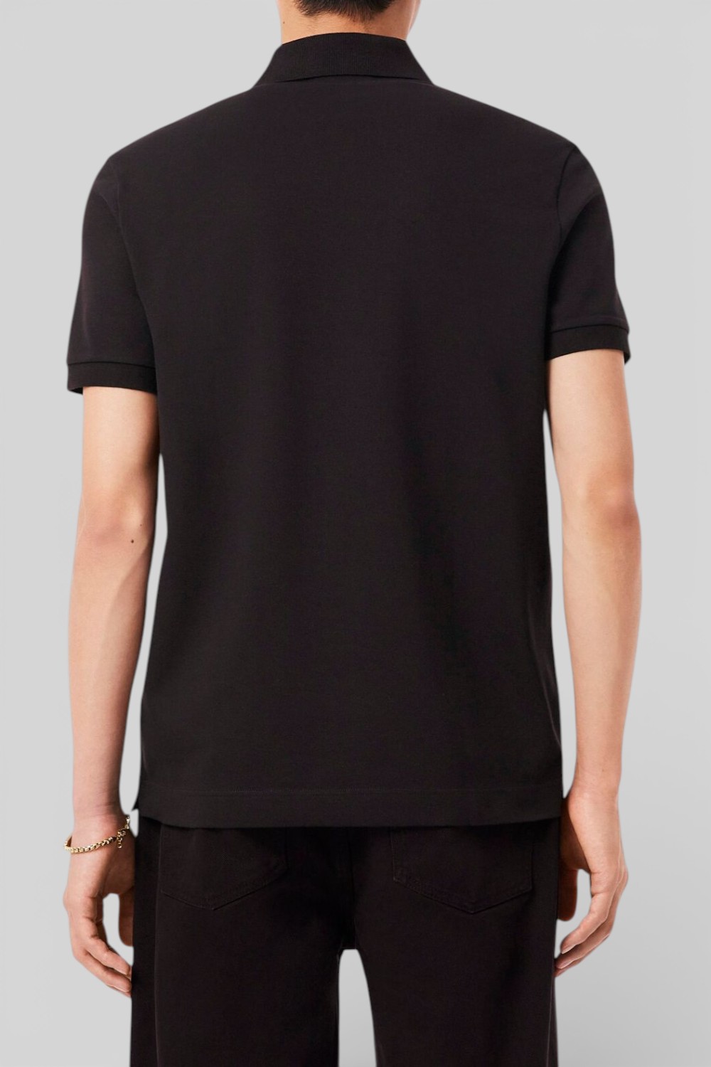 תמונת דוגמן אחורית של חולצת פולו קצרה