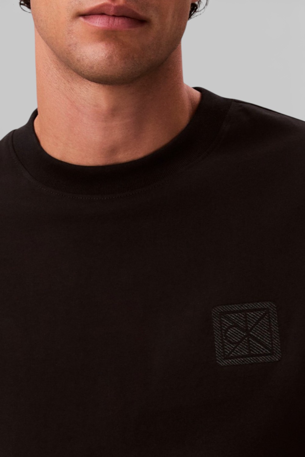 תמונת תקריב דוגמן של חולצת טי אוברסייז