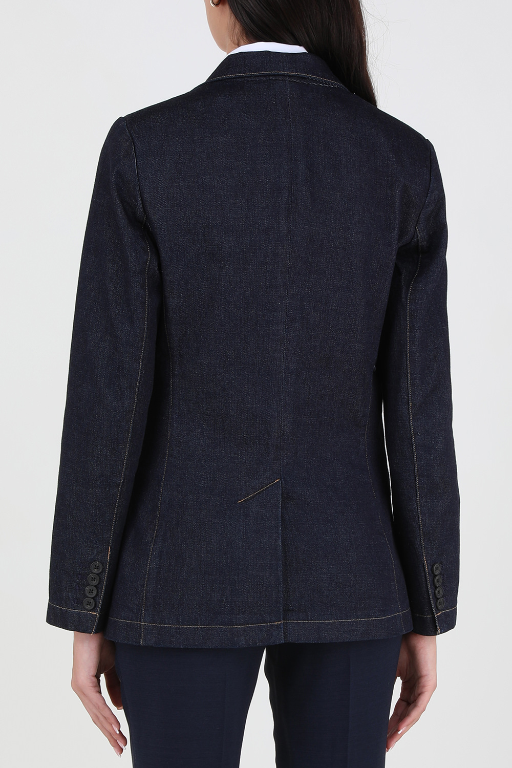 תמונת דוגמן אחורית של בלייזר ג'ינס