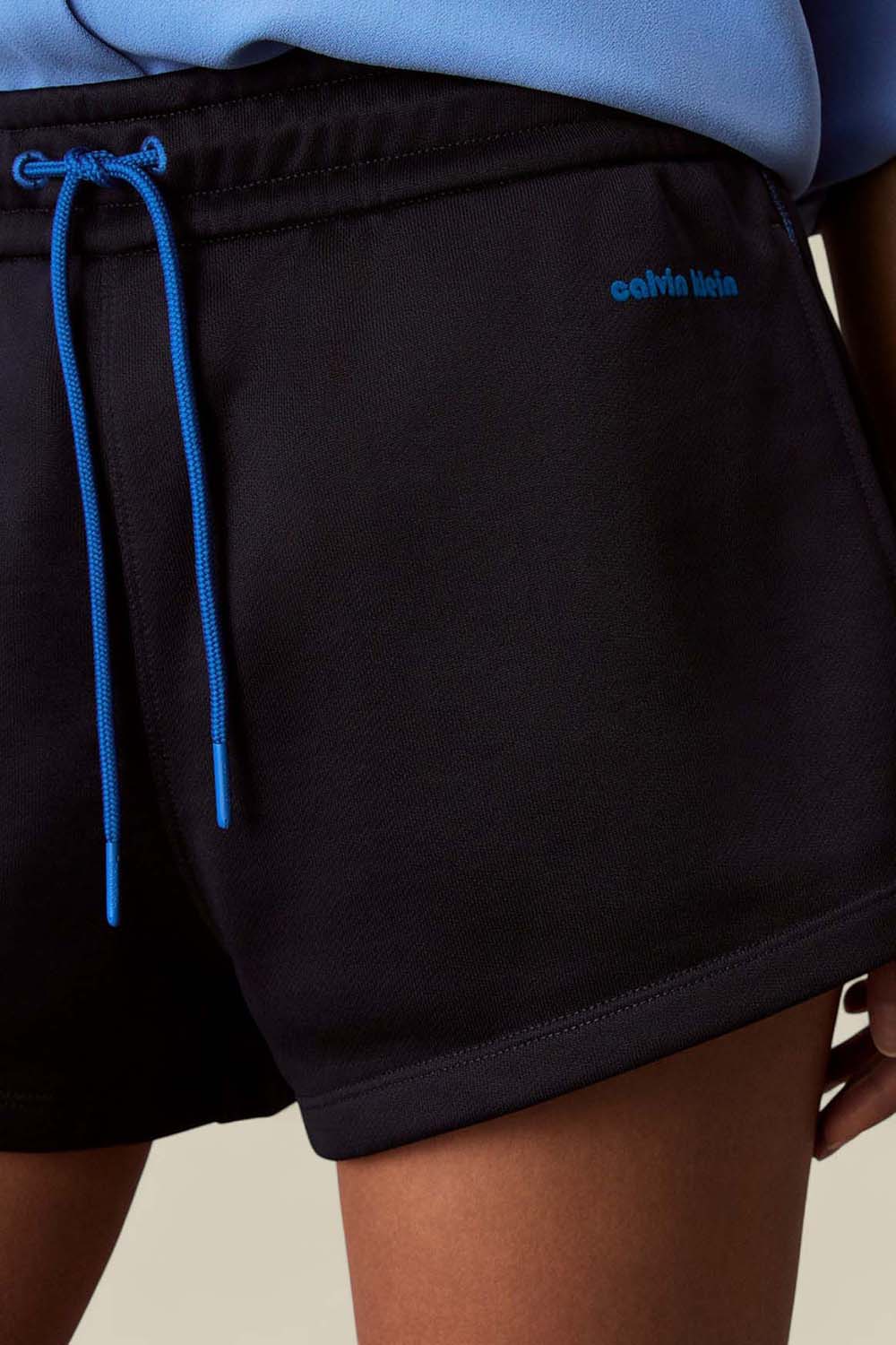 תמונת תקריב דוגמן של מכנסי פרנץ' טרי קצרים