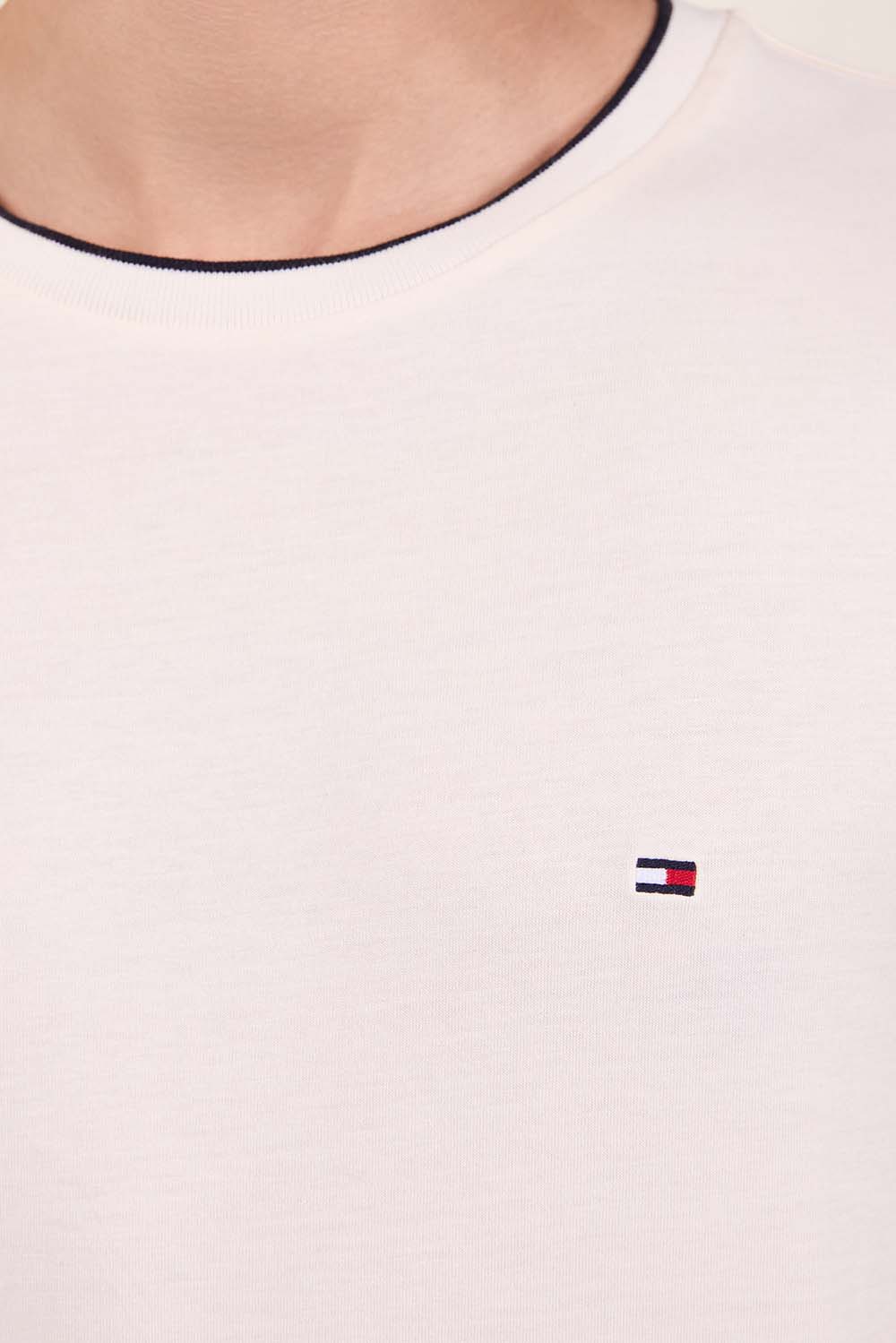 תמונת תקריב דוגמן של חולצת טי