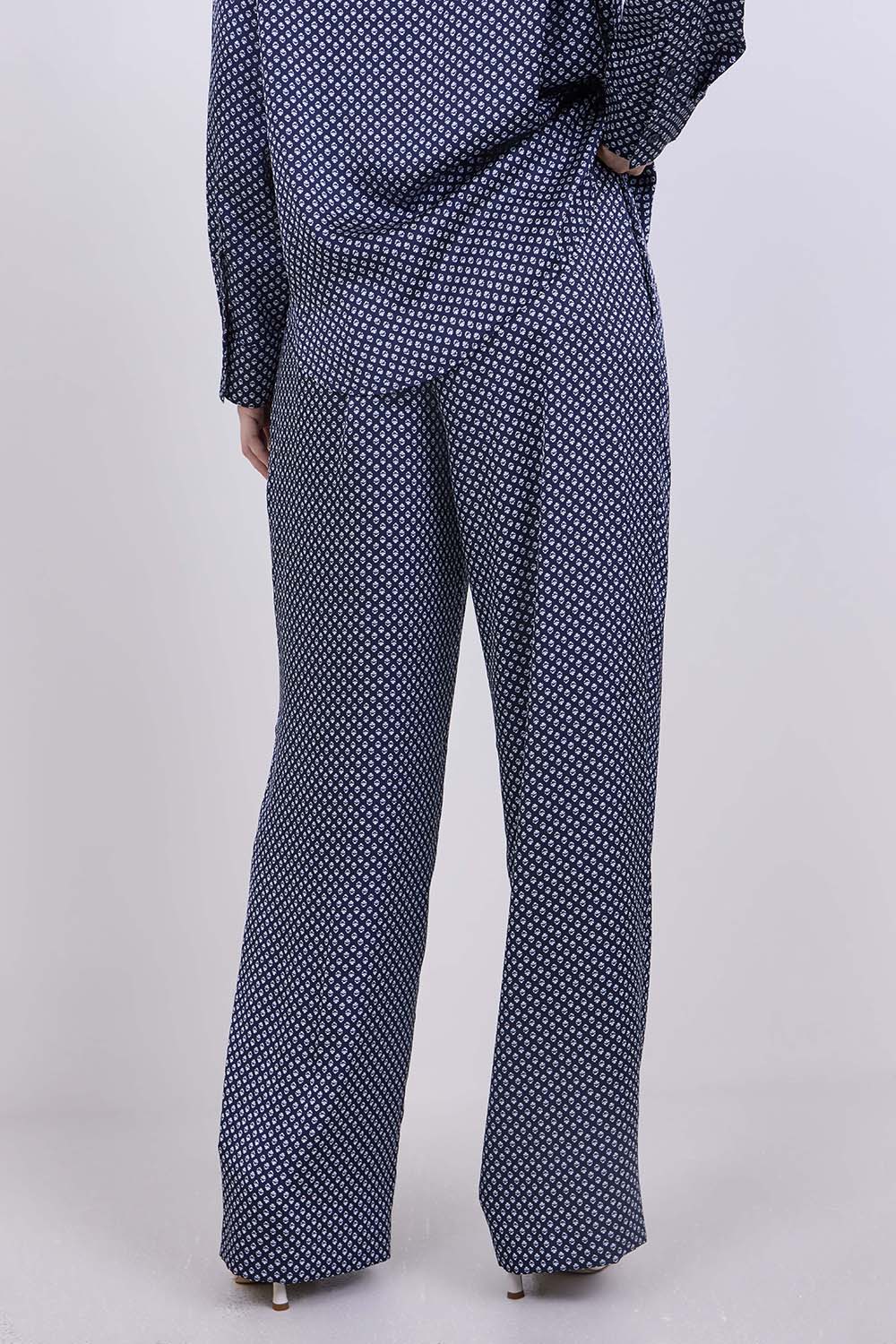 תמונת דוגמן אחורית של מכנסיים ארוכים סאטן