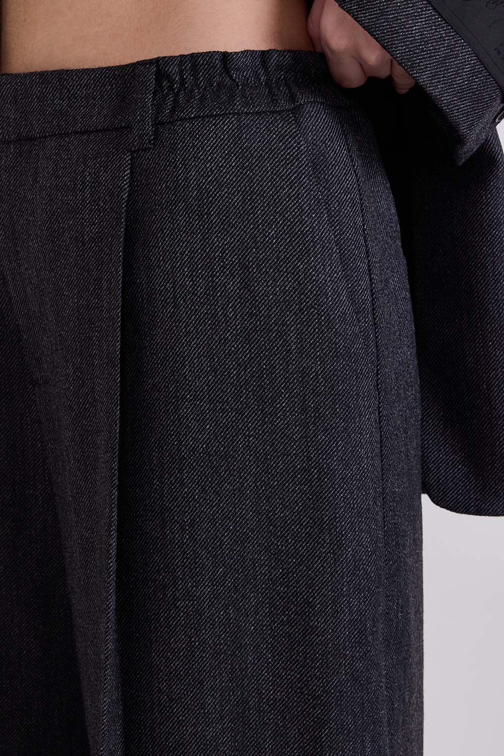 תמונת תקריב דוגמן של מכנסיים מחוייטים