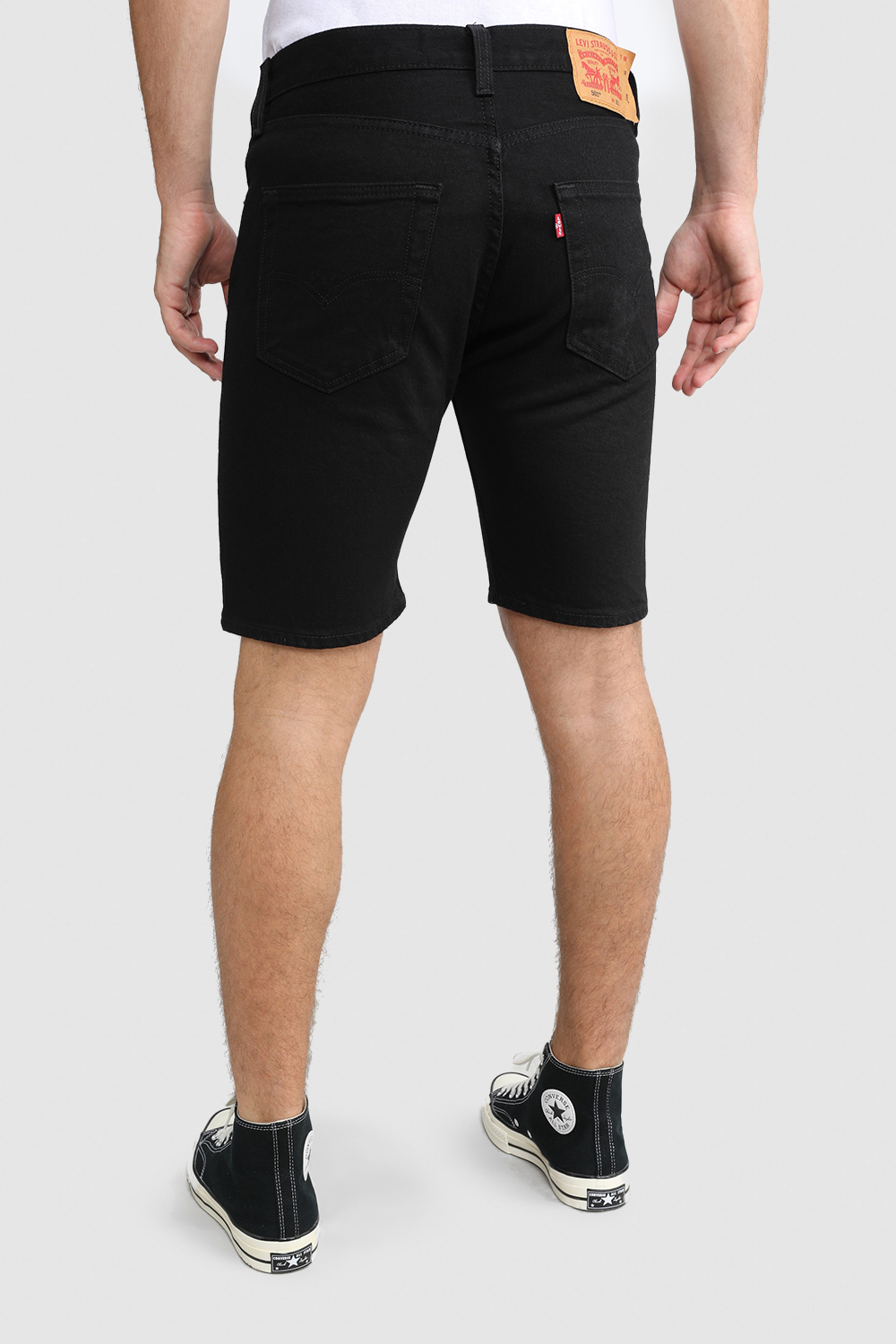 תמונת דוגמן אחורית של מכנסי ג'ינס קצרים 501 ישרים