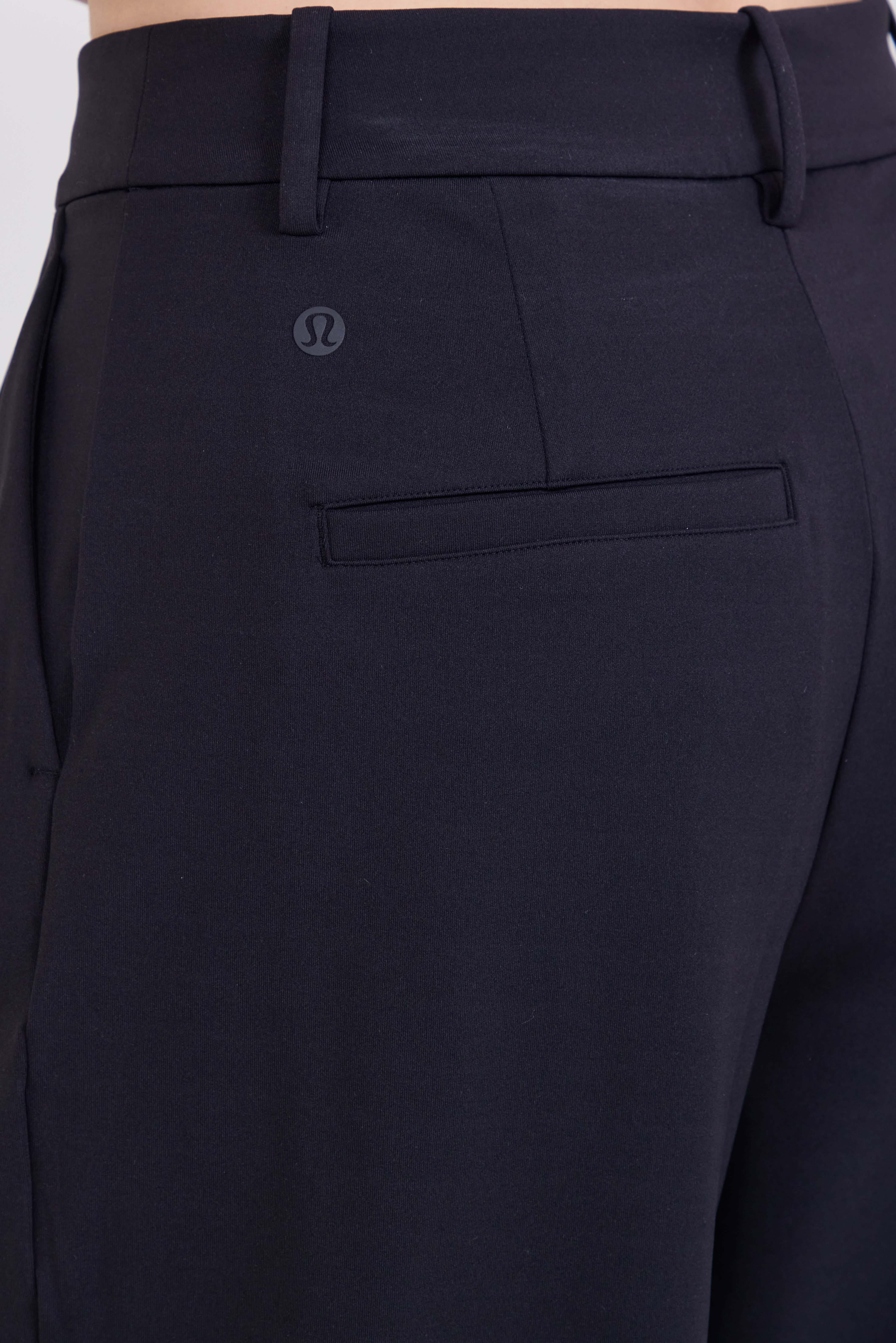 תמונת תקריב דוגמן של Daydrift High-Rise Trouser Regular