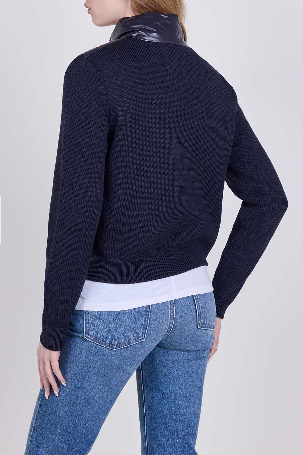 תמונת דוגמן אחורית של קרדיגן בריפוד קל