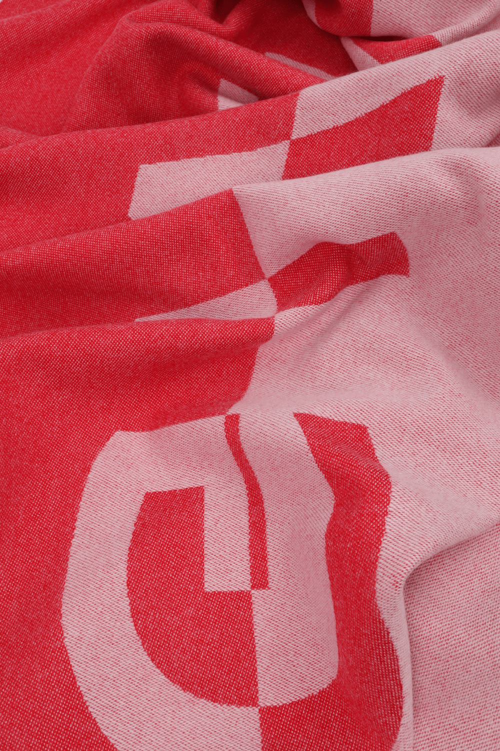 תמונת תקריב של צעיף לוגומאני בגווני ורוד ואדום