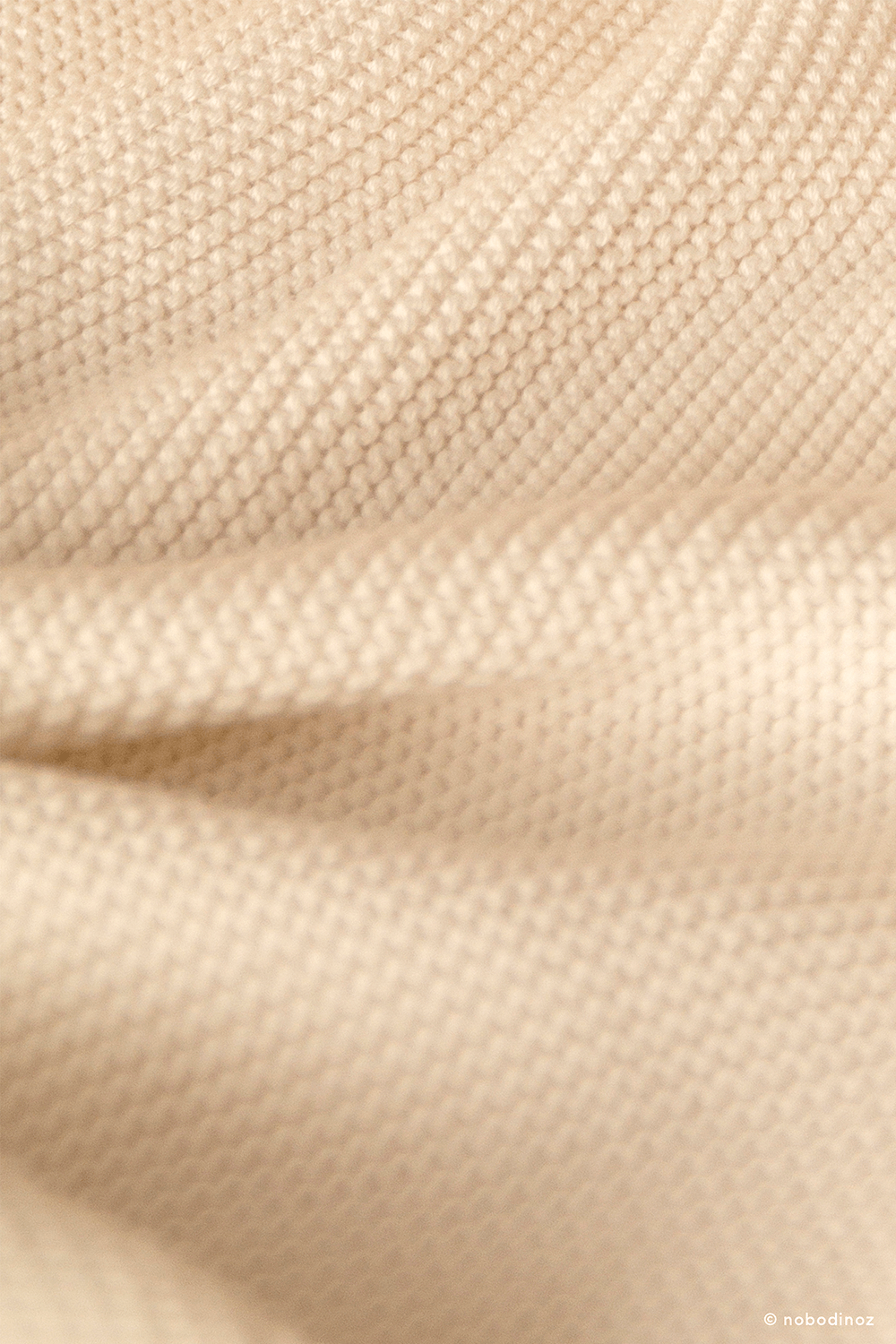 תמונת תקריב של שמיכה סרוגה ותיק בד מכותנה אורגנית