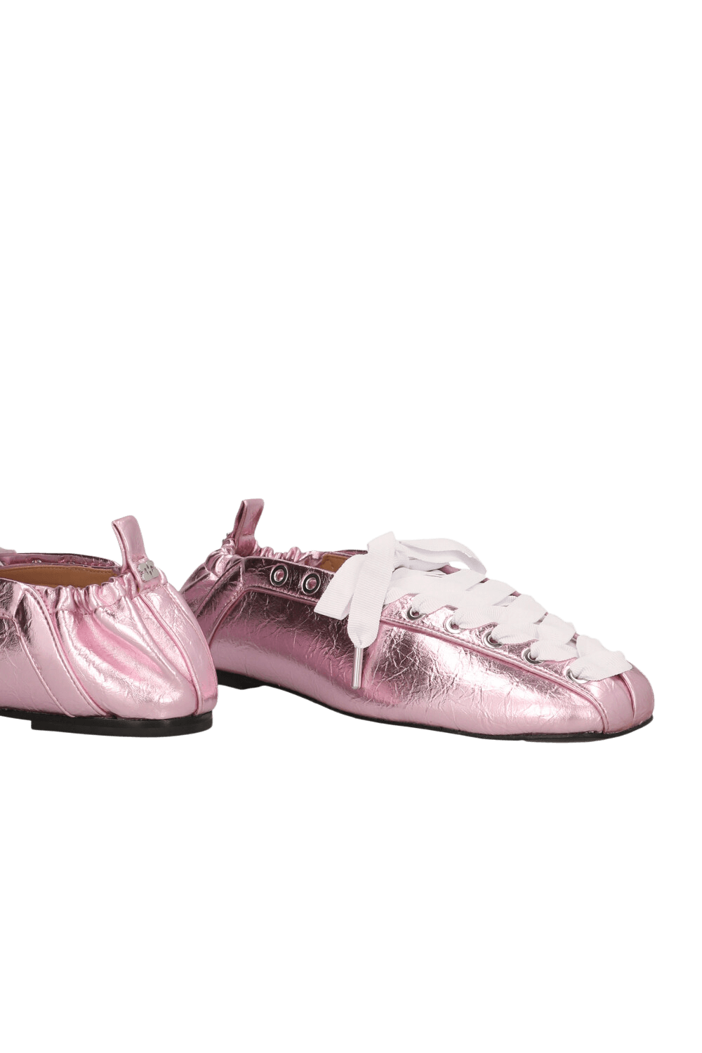 תמונת תקריב של נעלי בובה