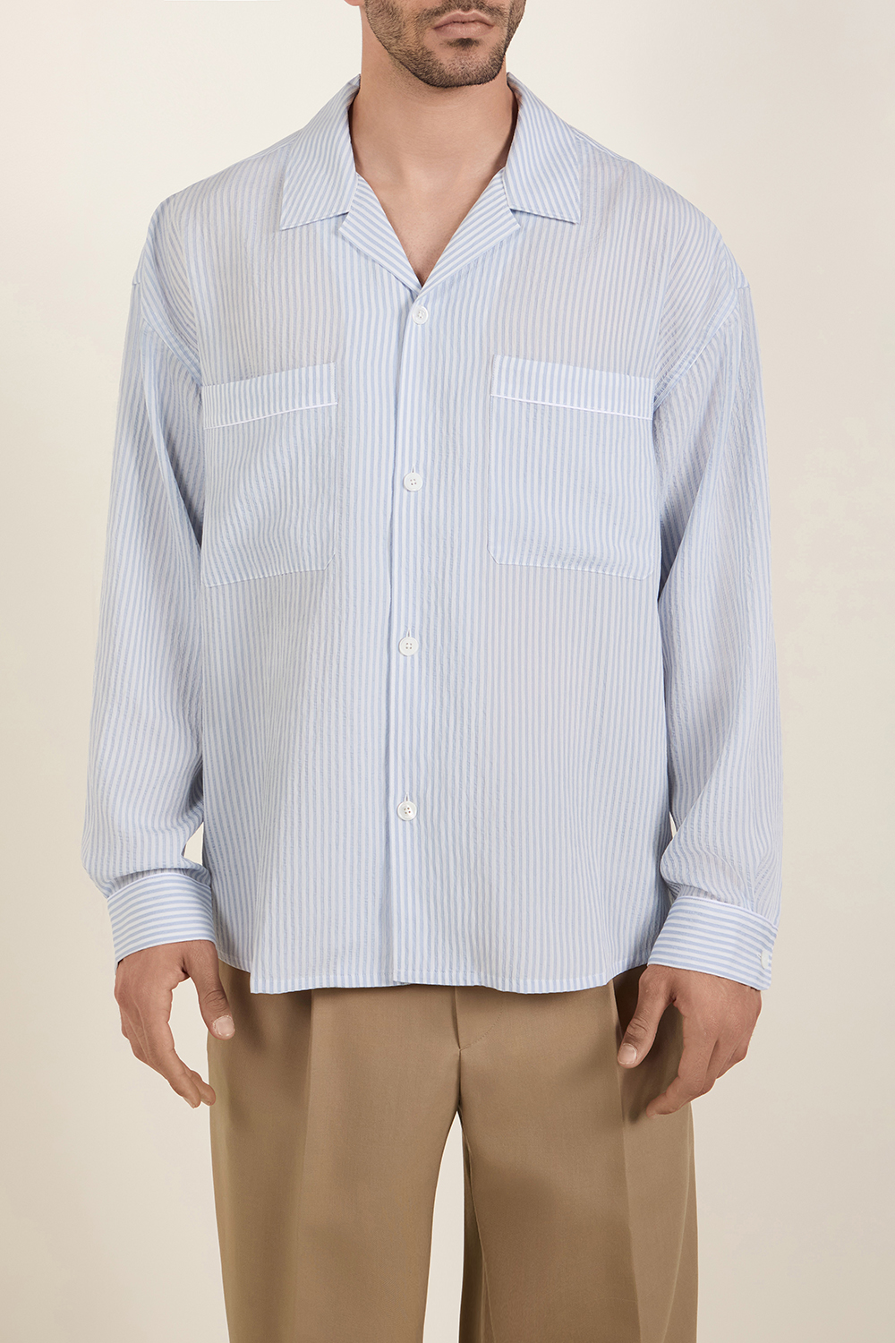 תמונת דוגמן קידמית של חולצה מכופתרת