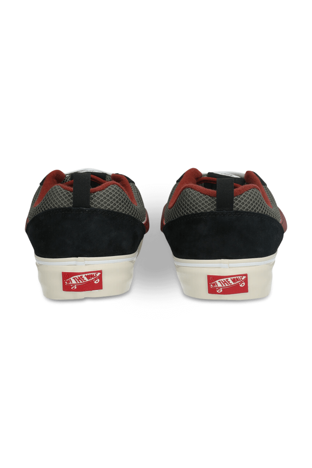 תמונת תקריב של נעלי סניקרס סקול