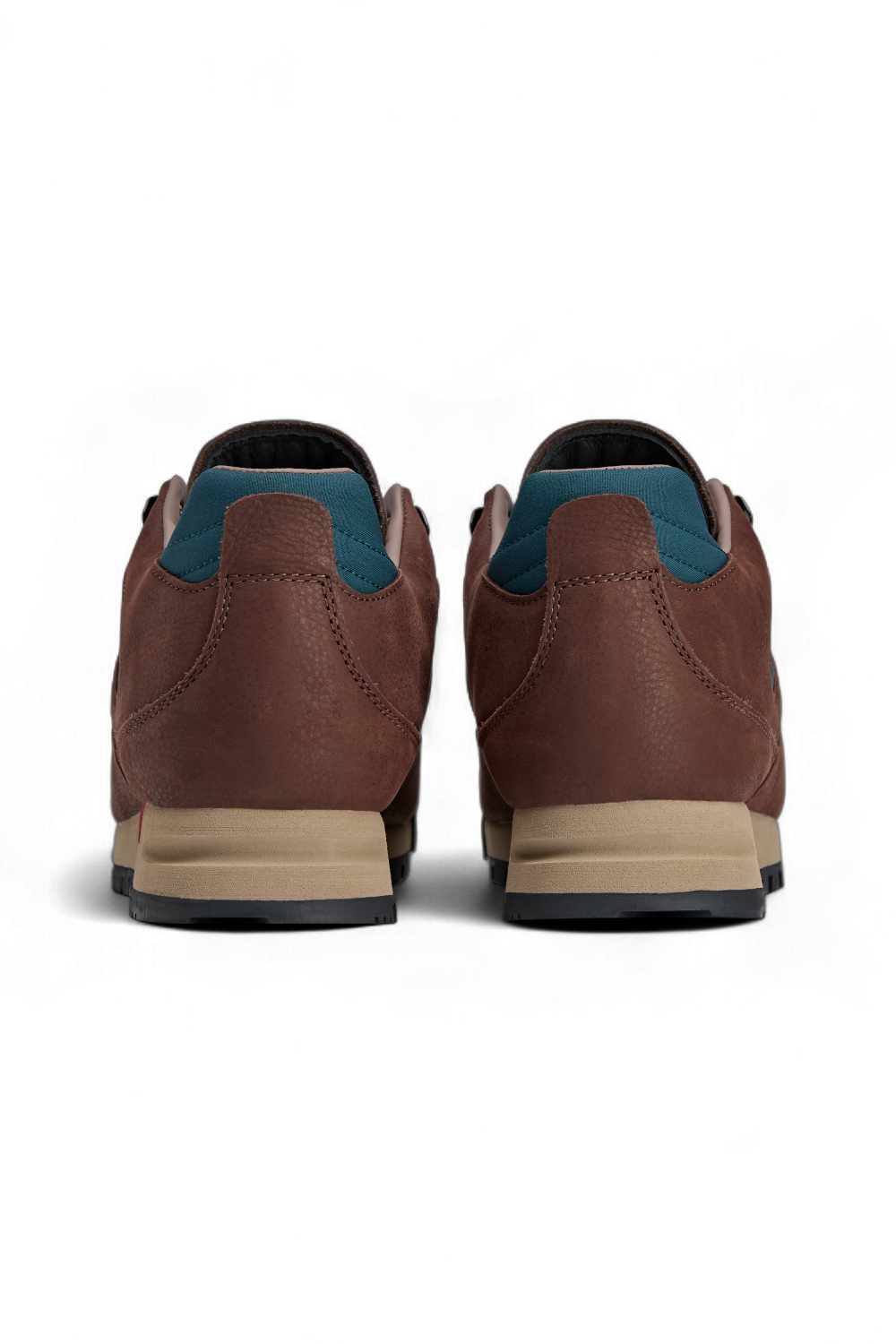 תמונת תקריב של נעלי סניקרס