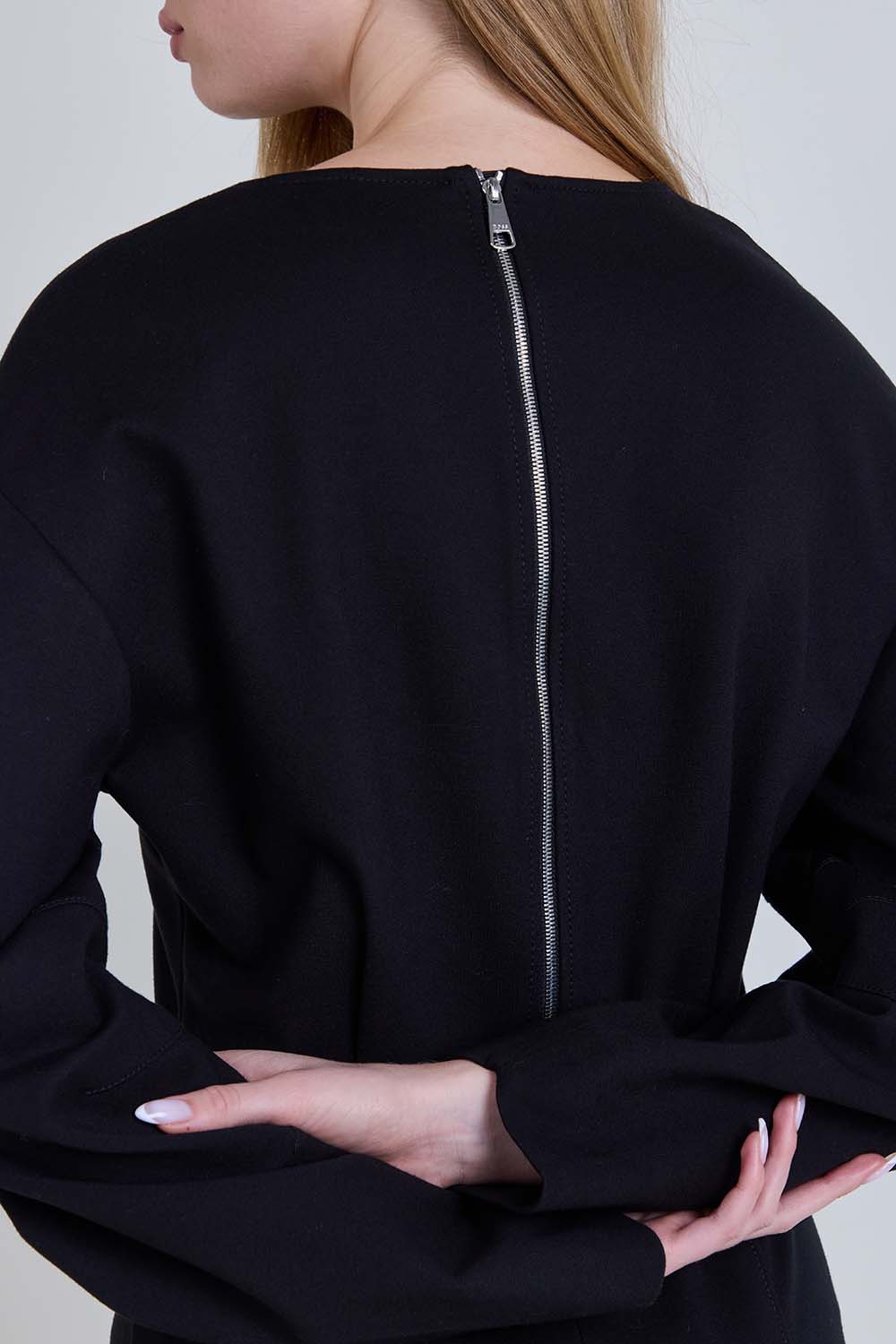 תמונת תקריב דוגמן של שמלת מיני