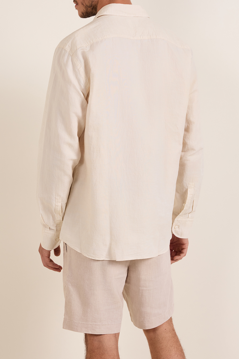 תמונת דוגמן אחורית של חולצת כפתורים