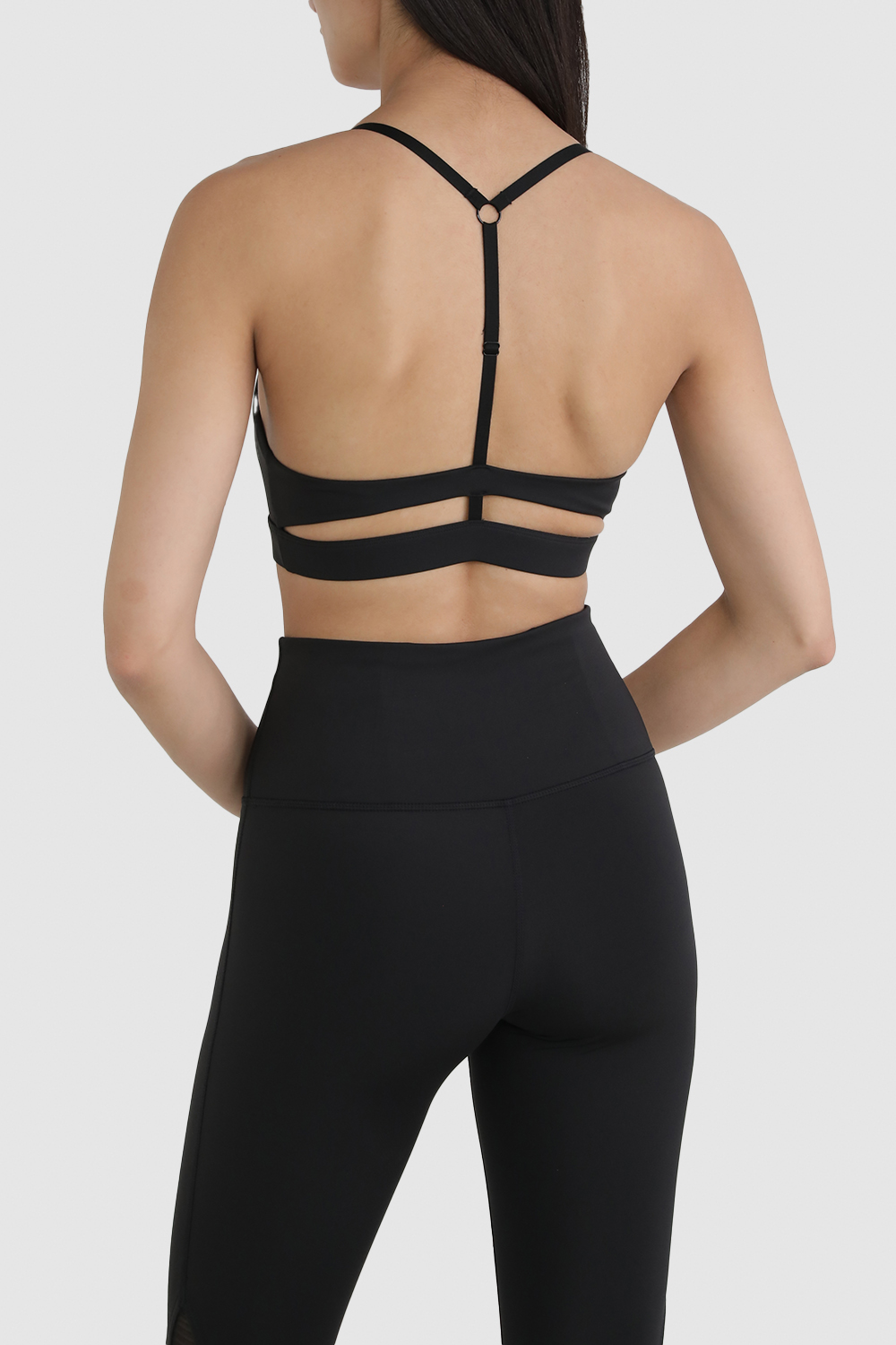 תמונת דוגמן אחורית של חזיית אימון עם רצועה מתכווננת