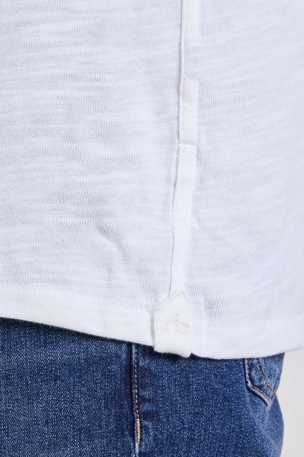 תמונת תקריב דוגמן של חולצת טי