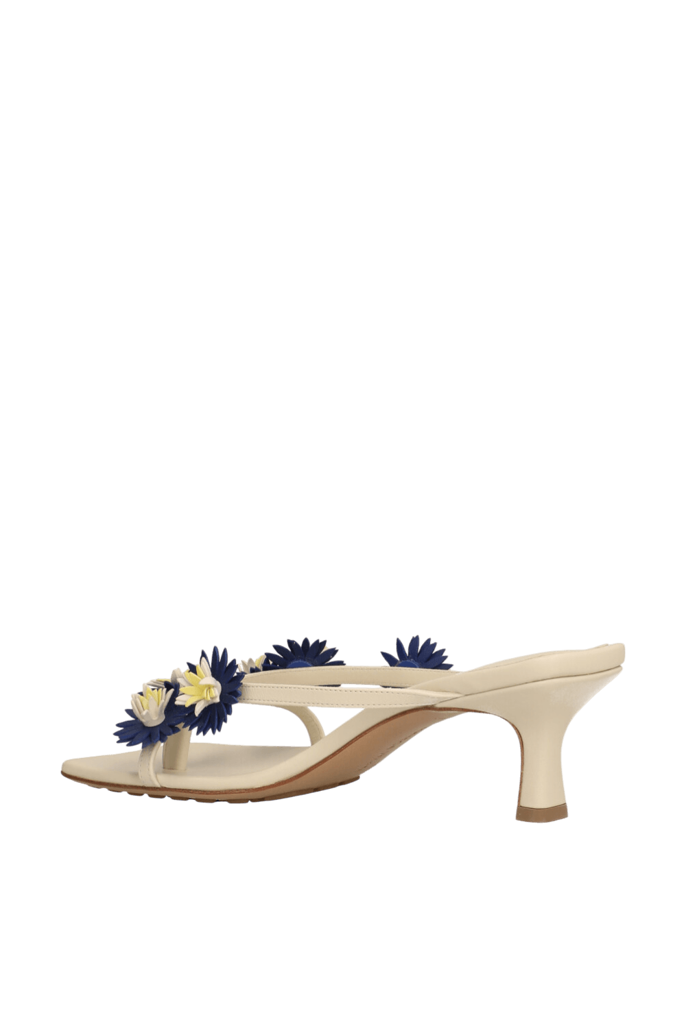 תמונה אחורית של סנדלי עקב ריבה