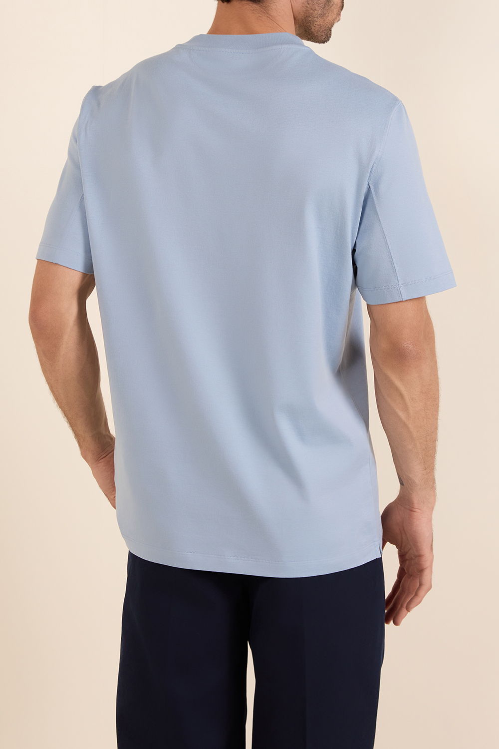 תמונת דוגמן אחורית של חולצת טי