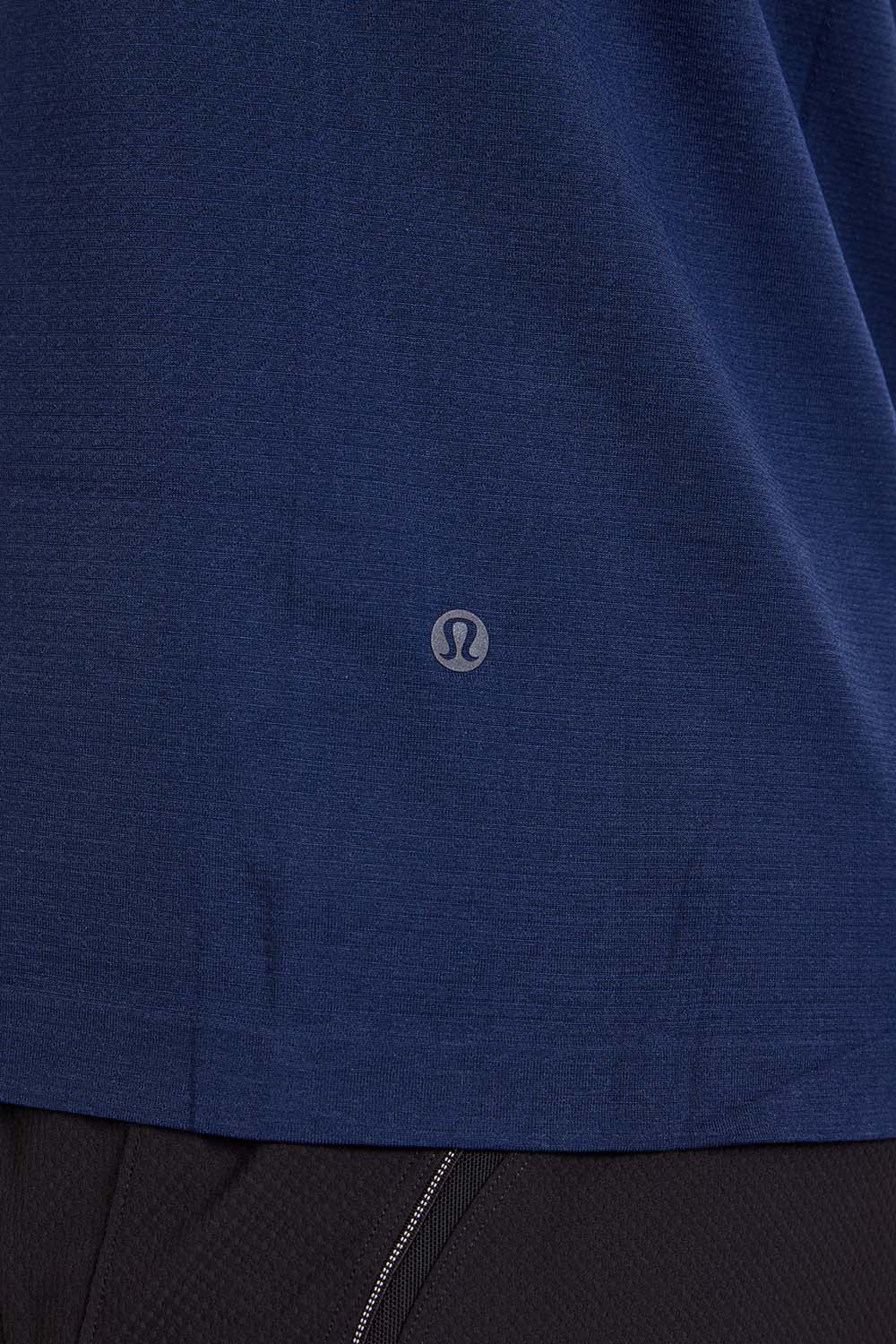 תמונת תקריב דוגמן של Metal Vent Tech Short-Sleeve Shirt