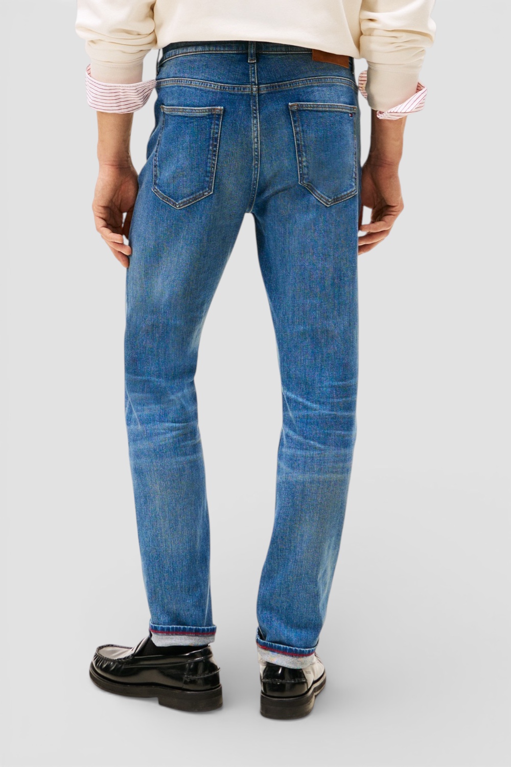 תמונת דוגמן אחורית של מכנסי ג'ינס בגזרת סלים