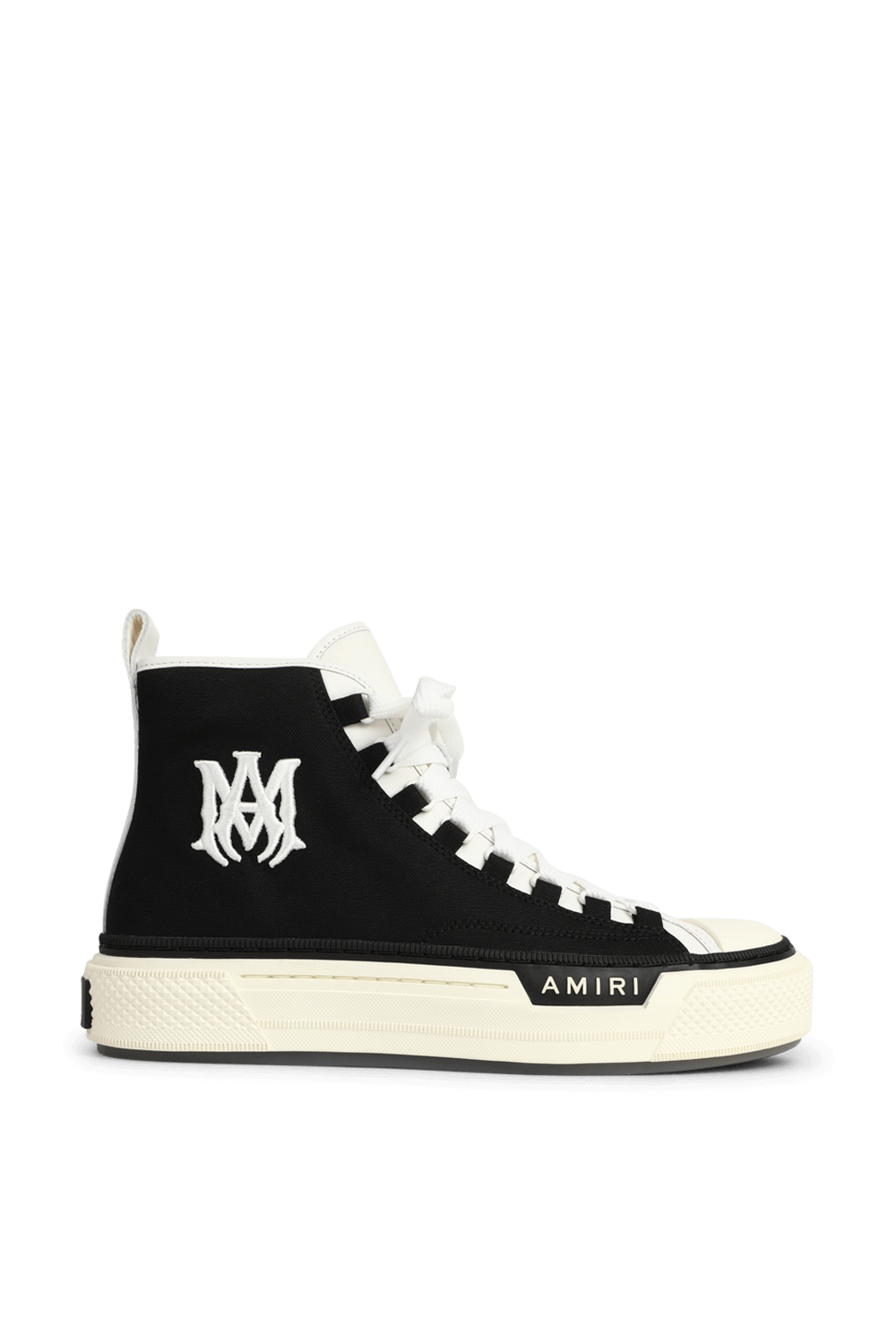 תמונה קידמית של סניקרס גבוהות עם סוליה מוגבהת