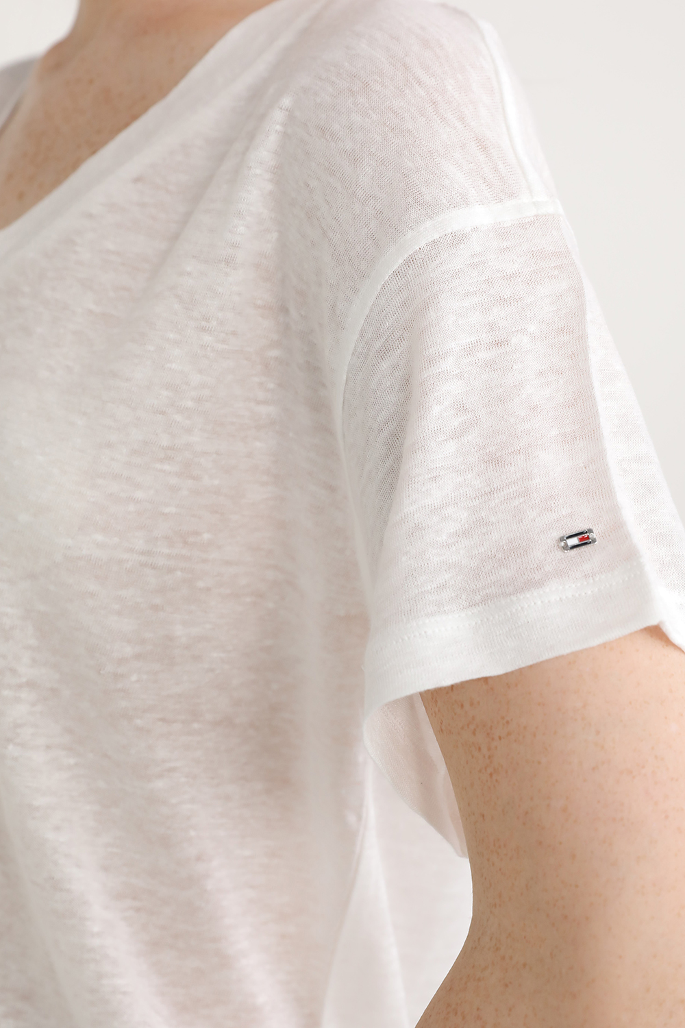 תמונת תקריב דוגמן של חולצת טי מפשתן