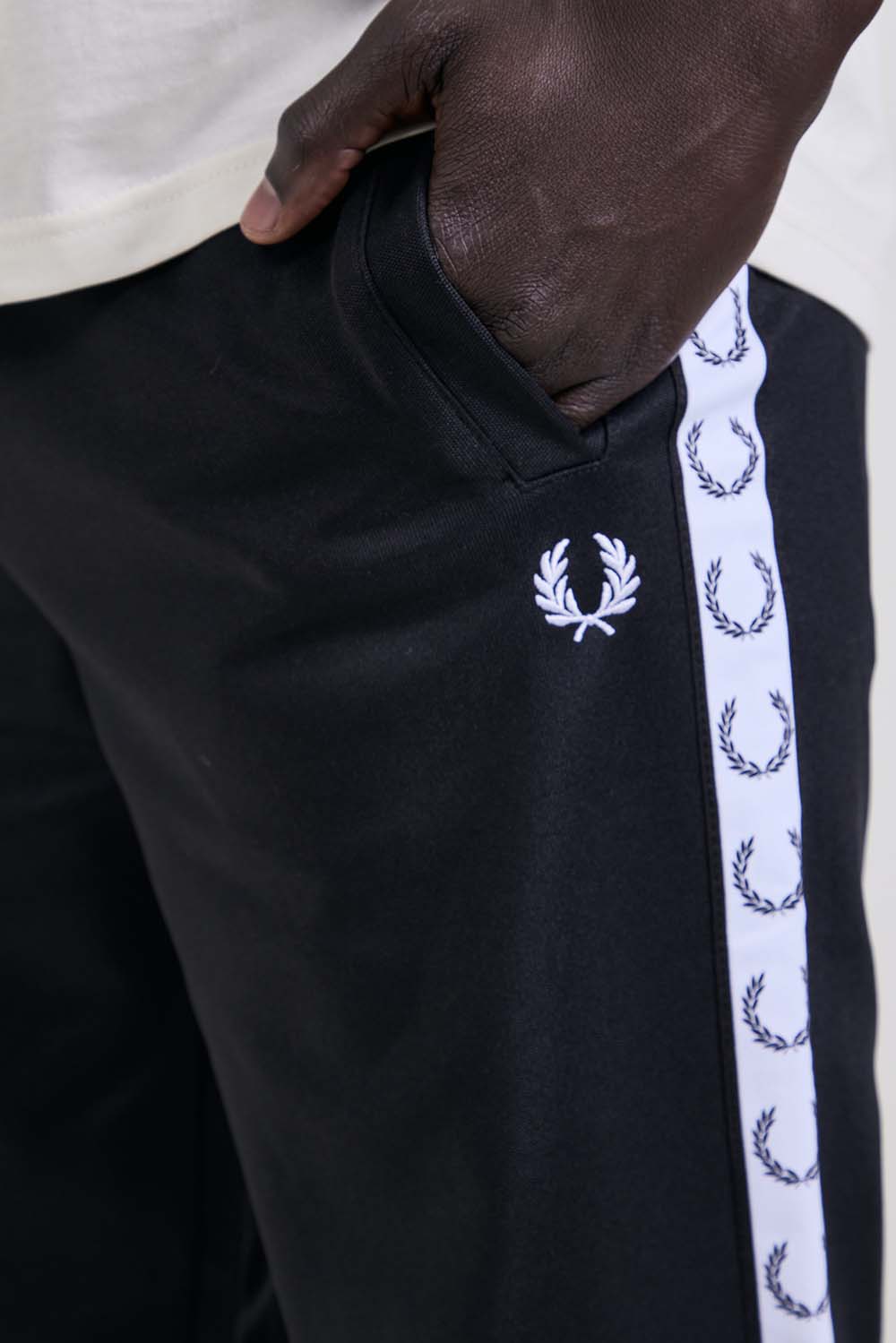 תמונת תקריב דוגמן של מכנסי ג'וגר בגזרה ישרה