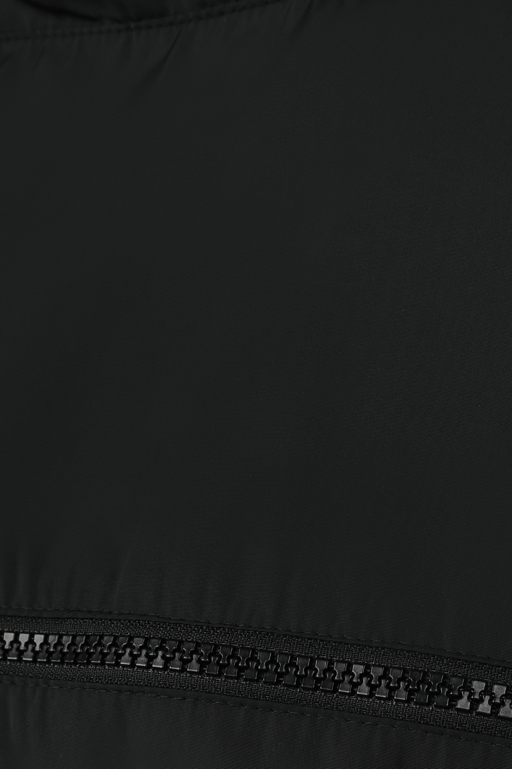 תמונת תקריב של זקט ספורט שחור עם לוגו רקום