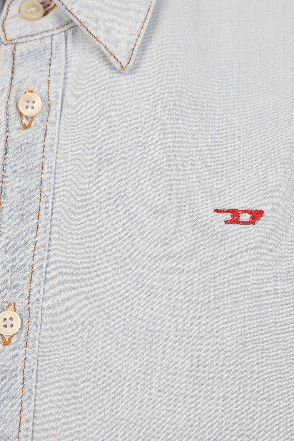 תמונה אחורית של שמלת ג'ינס בהירה בגזרת אוברסייז