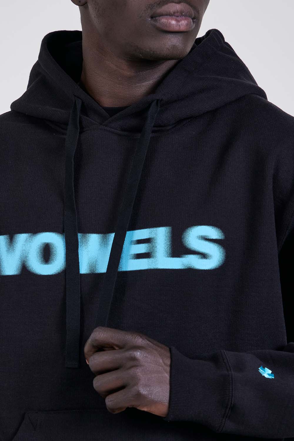 תמונת תקריב דוגמן של סווטשירט קפוצ'ון