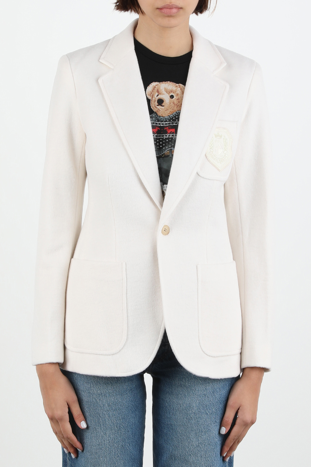 תמונת דוגמן קידמית של בלייזר מחויט בגוון לבן