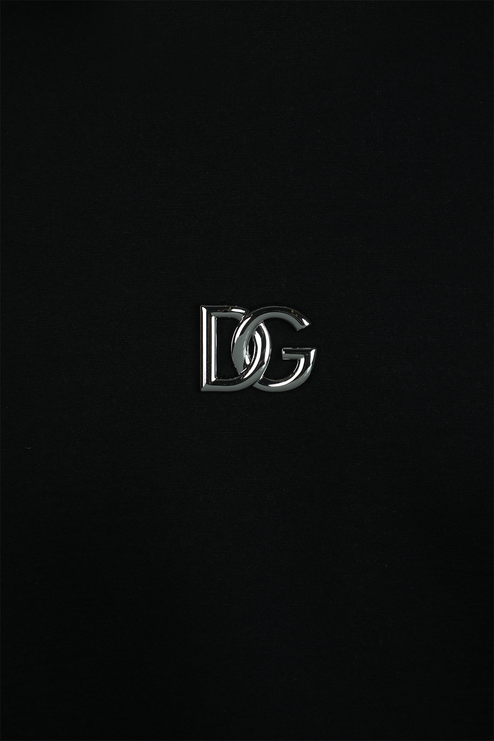 תמונה אחורית של סווטשירט קפוצ'ון עם לוגו מטאלי