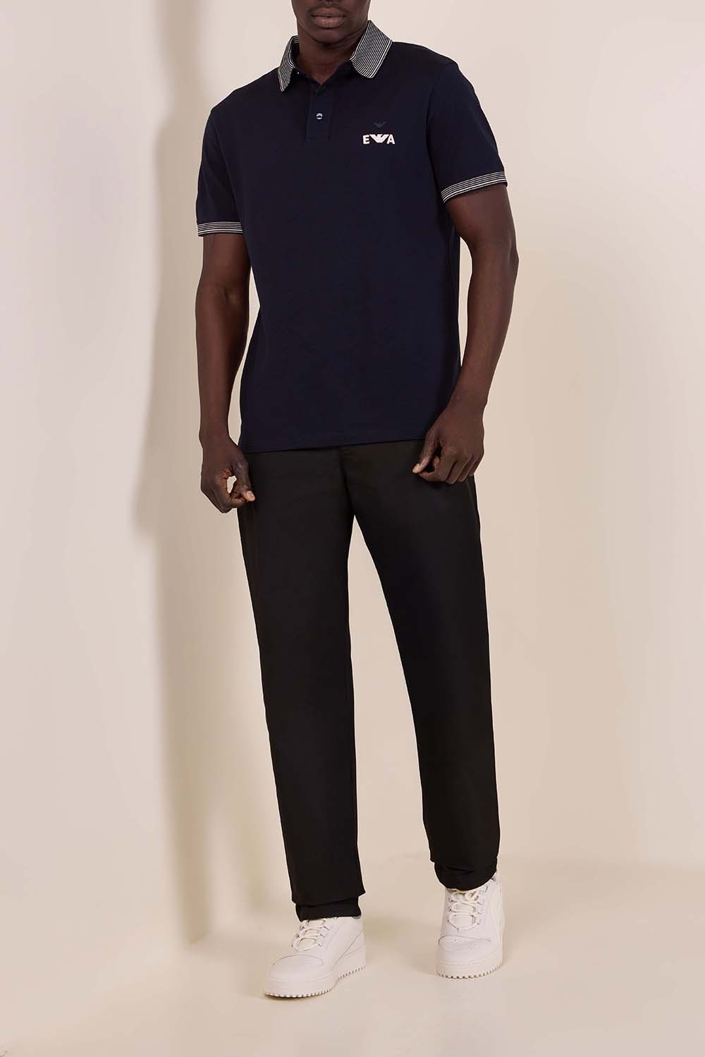 תמונת דוגמן קידמית של נעלי סניקרס