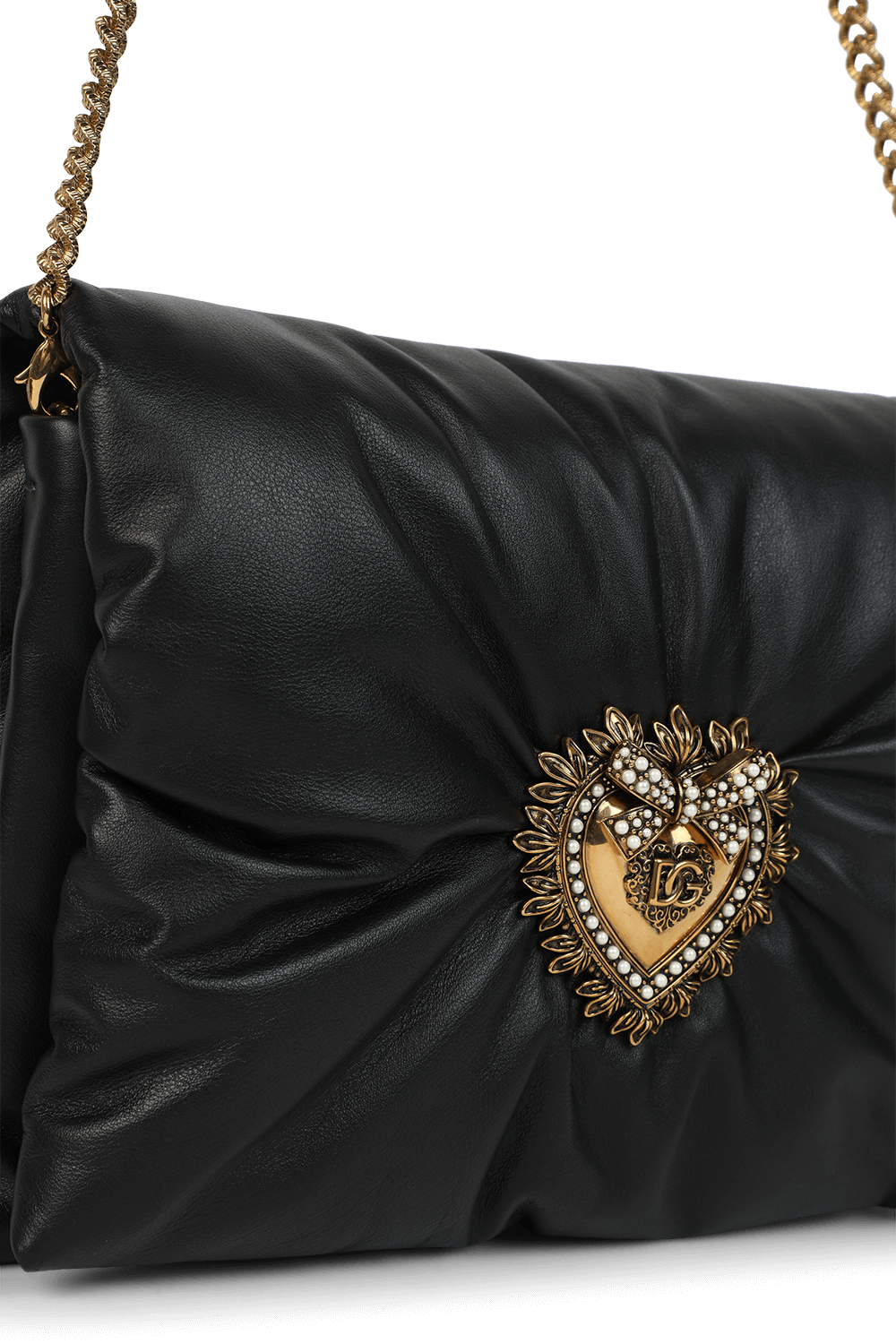 תמונת תקריב של תיק קטן מעור עם אבזם לב מטאלי