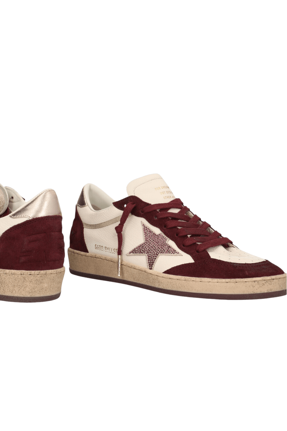 תמונת תקריב של נעלי סניקרס בולסטאר