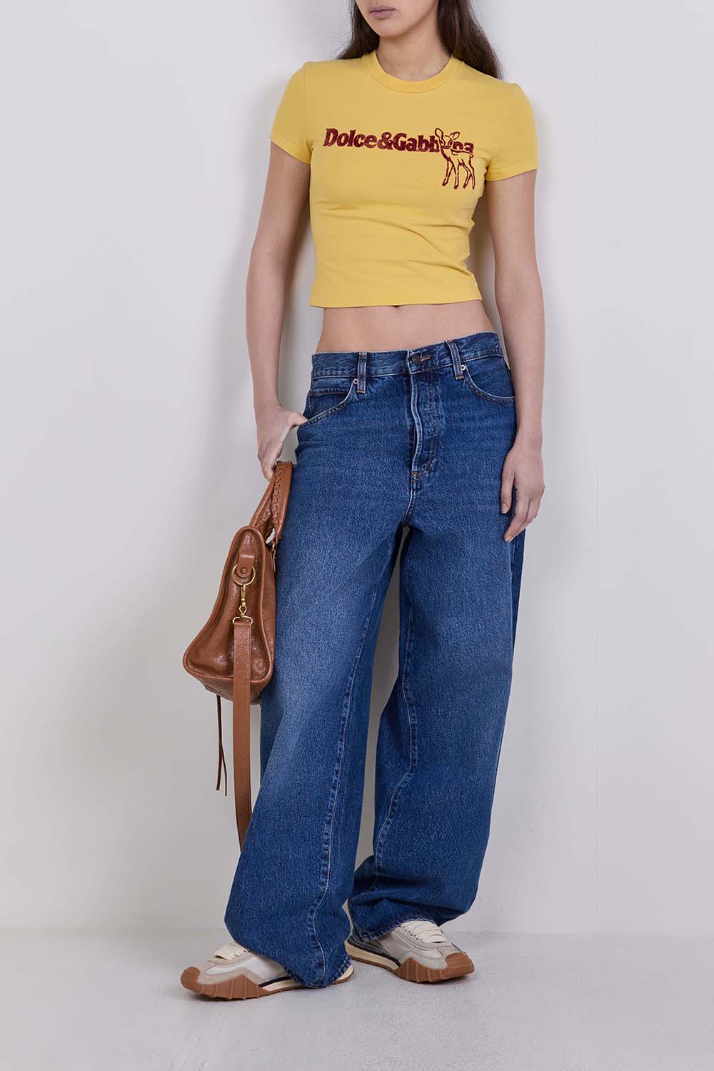 תמונת דוגמן קידמית של נעלי סניקרס