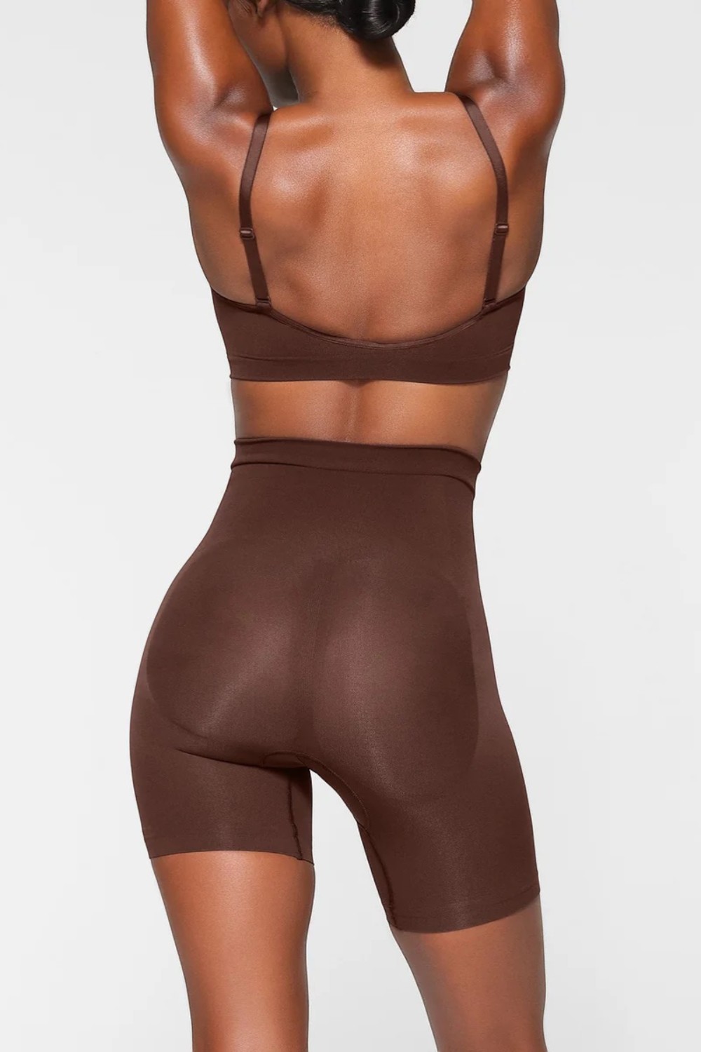 תמונת דוגמן אחורית של MID THIGH SHORT