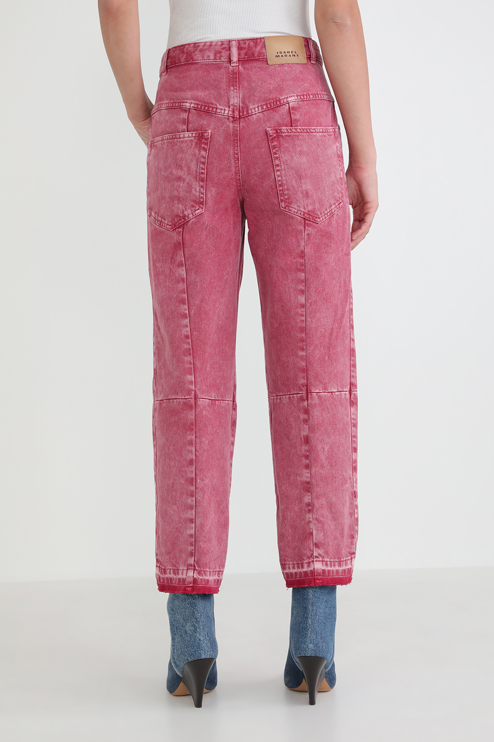 תמונת דוגמן אחורית של מכנסי ג'ינס נואמי